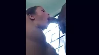 Punapea masturbeerib, public seks video kui mees tööl on.