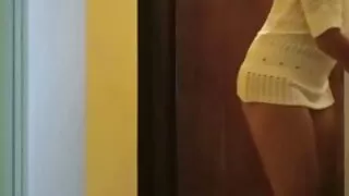 Matt accar hellitab tema tuss koos oma sõrmedega diivanil seks video romantik ja Baldy