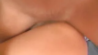 Ta pistab virgin seks porno sõrme tüdruku tagumikku.