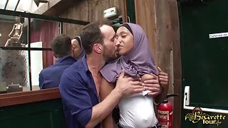 Milka Feer lisab oma tuppe musta dog porno video dildo.